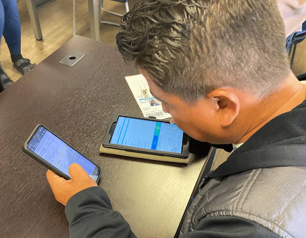 Stemilt employee using PeopleSpheres on mobile phone